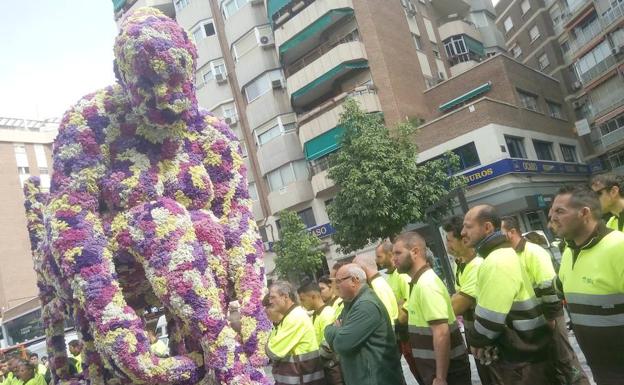 'Homenaje a la mujer murciana', la escultura de Juan Pérez Ferra expuesta desde este lunes en la avenida de la Libertad./Javier Carrión / AGM