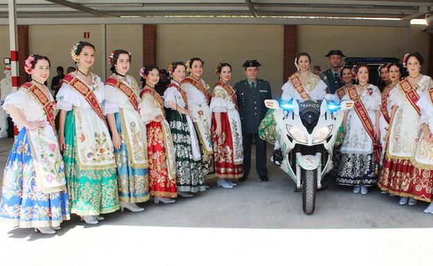 La Reina de la Huerta y sus damas visitan a la Benemérita./Guardia Civil