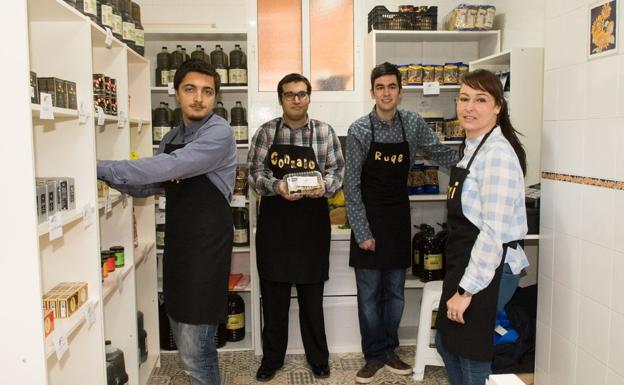 Los hermanos Díaz, junto a Patri, su tutora de la asociación de autismo Astrade, en la tienda de comestibles./A.C.