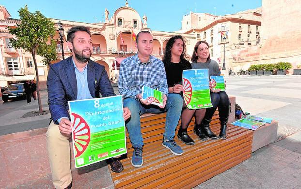 El concejal de Igualdad con los organizadores de los actos./P. A. / AGM