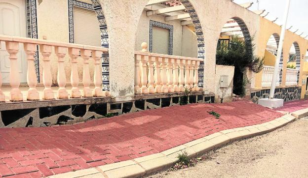 Ondulaciones en una de las aceras de la urbanización mazarronera, en estado de abandono./LV