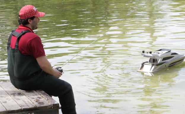 Un participante se divierte con un barco de radiocontrol.