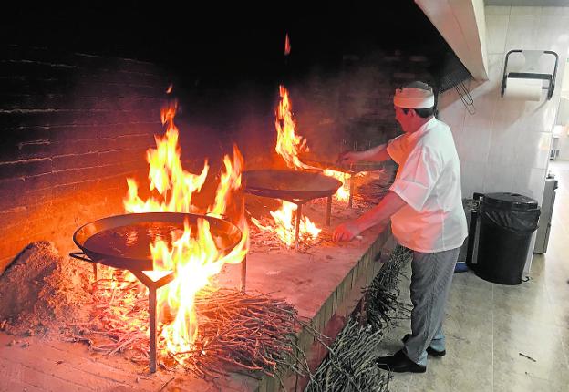 Los arroces de Casa Herminio, cocinándose al sarmiento, al estilo Pinoso./S. G.