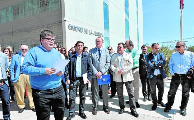 El magistrado Enrique Domínguez lee el comunicado, acompañado de otros jueces y fiscales, ante la Ciudad de la Justicia de Murcia./Guillermo Carrión / AGM