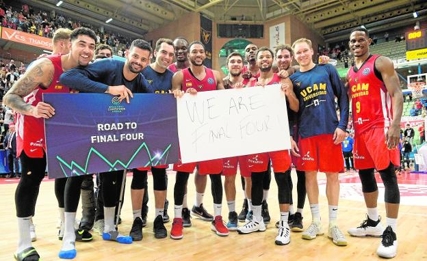 Los jugadores del UCAM celebran su clasificación para la 'Final Four' de baloncesto, el miércoles./Javier Carrión / AGM