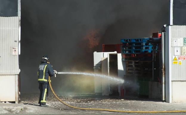 Un bombero trabajando en el incendio de la empresa de Santomera./Javier Carrión / AGM
