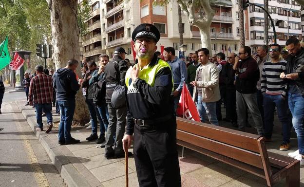 Protesta de policías locales frente a la Delegación del Gobierno, este viernes. /Guillermo Carrión / AGM