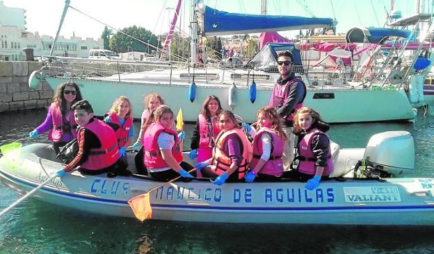 Uno de los grupos de niños recogen plásticos con su monitor. / LV
