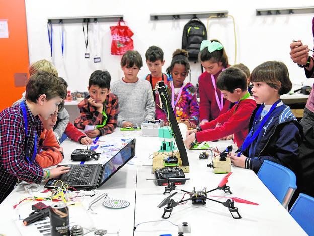 Alumnos de los campamentos tecnológicos conocen el montaje de drones./ALFONSO DURÁN / AGM