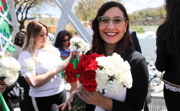 Una mujer sostiene unos claveles en la celebración del Día del Pueblo Gitano en Murcia. /J. C. CAVAL / AGM