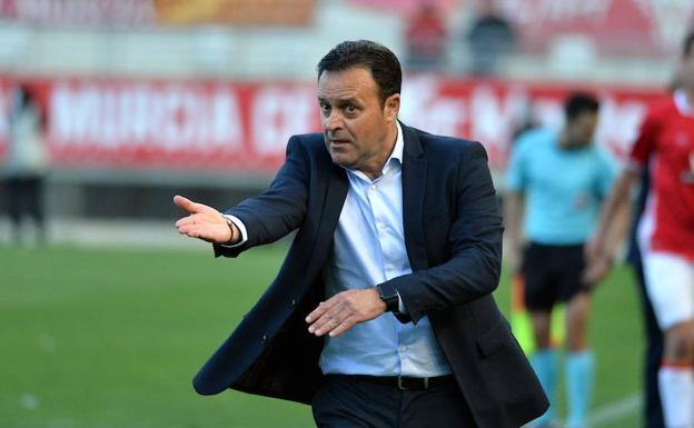 José María Salmeron da instrucciones a sus jugadores durante el derbi en la Nueva Condomina./Guillermo Carrión / AGM