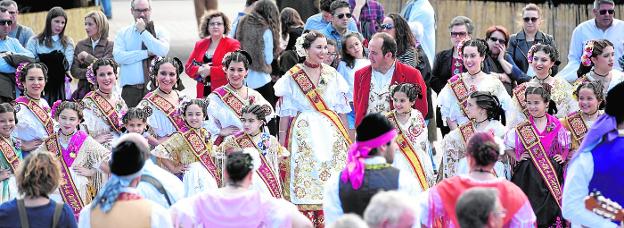 Las Reinas de la Huerta, Laura Navarro y la niña Alba Ros, con su corte de damas y el presidente de la Federación de Peñas Huertanas, Juan Pablo Hernández, ante el grupo de coros y danzas de la peña La Carreta, durante la clausura. / Alfonso Durán / AGM