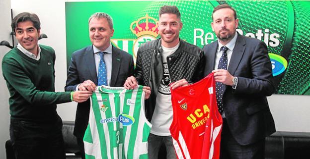 Javi García junto a Alejandro Gómez, ayer, en San Pablo. / ucam