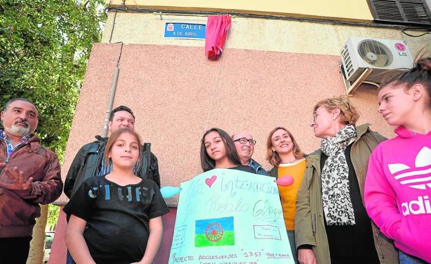 Acto conmemorativo celebrado ayer en la calle 8 de Abril, en el polígono de La Paz. / Nacho García / AGM