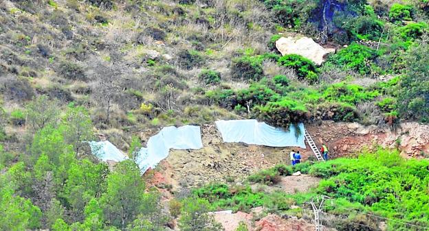 Operarios durante las labores de colocación del geotejido en la ladera del castillo donde se produjeron desprendimientos./Paco Alonso / AGM