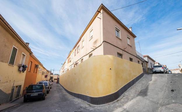 El nuevo muro de la calle Sagrada Familia, en San Antón, visto desde el cruce de la calle Recoletos./A. C.