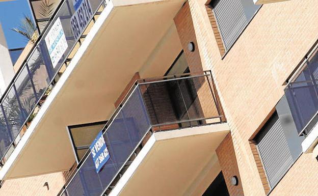 Viviendas con cartel de 'se vende'./LV