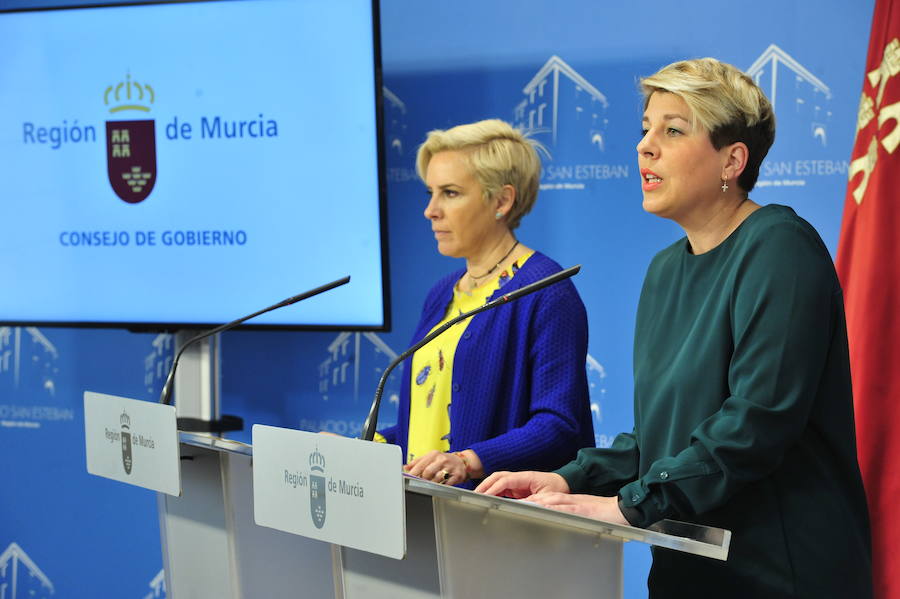 La consejera de Educación, Adela Martínez-Cachá, y la consejera de Transparencia, Participación y Portavoz, Noelia Arroyo, tras el Consejo de Gobierno de este miércoles./Vicente Vicéns / AGM