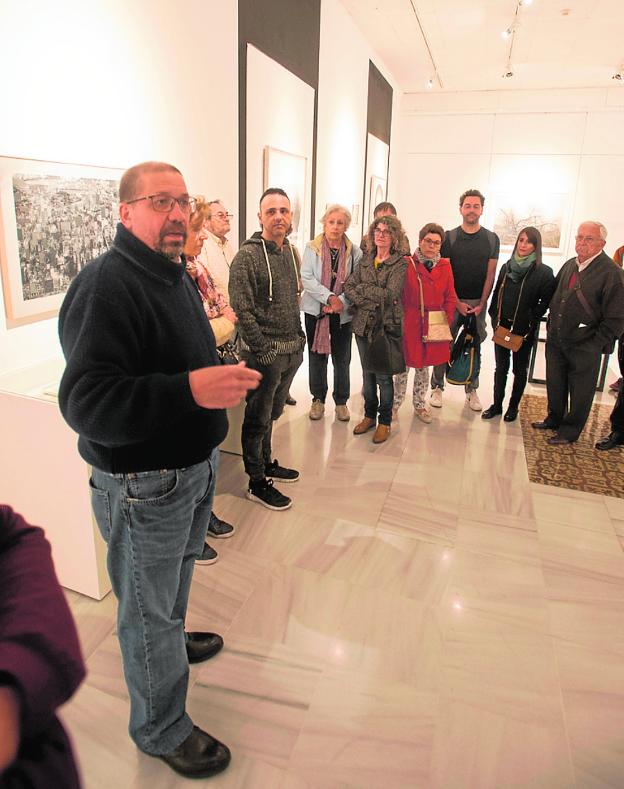 Luis González-Adalid, ayer, haciendo de guía en su exposición, en el Palacio de Molina /Antonio Gil/ AGM