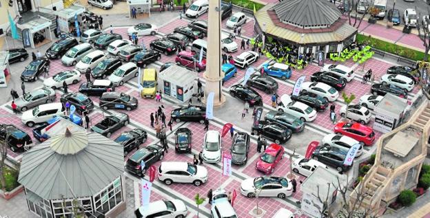 La Plaza de España de Cieza se convierte en un concesionario al aire libre.
/AVOMUR