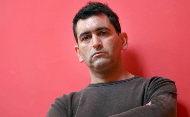 Juan Mayorga posa en el Teatro Nacional de Cataluña. /XAVIER BERTRAL (EFE)
