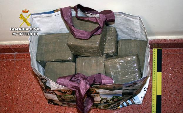 Los 15 kilos de hachís que transportaba el detenido./Guardia Civil