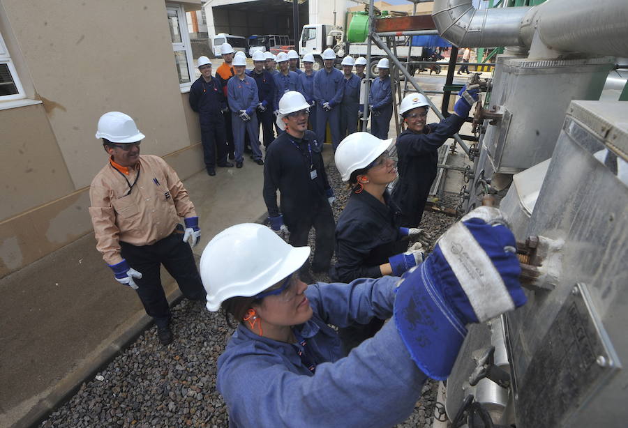 Prácticas en la refinería de Repsol de la primera promoción de la Formación Profesional Dual de la Región de Murcia, en 2013/Antonio Gil / AGM