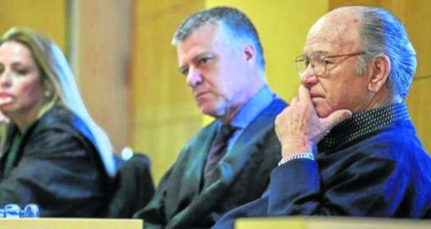 ¿Irá a la cárcel?. Jacinto Siverio (derecha), de 83 años, en la vista oral en la que un tribunal popular de Tenerife le declaró culpable de matar a un asaltante. / EFE