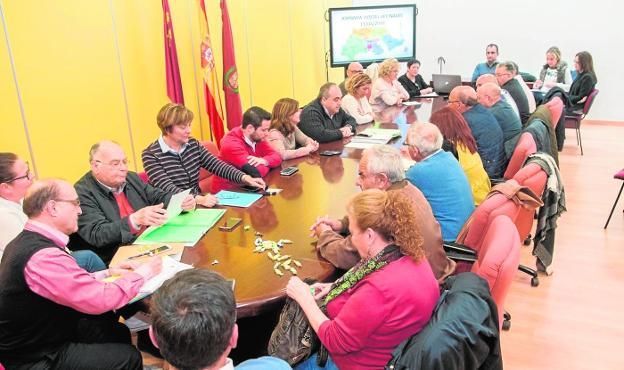 Reunión entre responsables del Gobierno local y de las juntas vecinales, anteayer, sobre la nueva Ley de contratos./A.C.