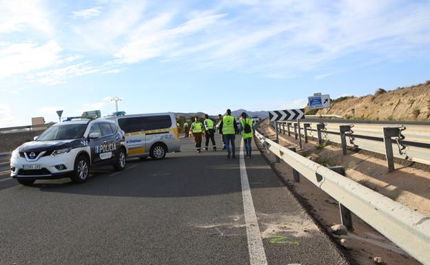 Varios agentes de la Guardia Civil de Tráfico examinan el lugar donde se produjo el suceso./Jaime Insa/ AGM