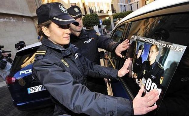Policías Nacionales en una campaña contra la violencia machista/V. Vicens / AGM