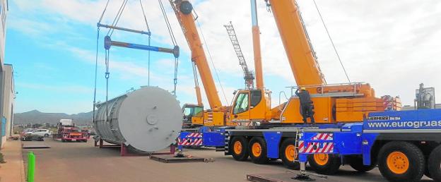 Dos grúas cargan en un camión uno de los hornos construidos por Mecánicas Bolea, que intalará en la refinería de Teherán./LV