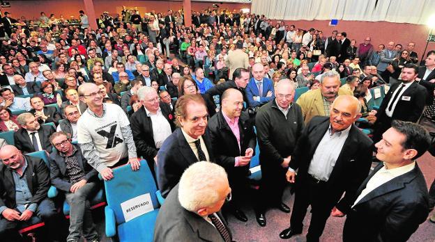 Alberto Garre y el coordinador de Somos Región, José Gabriel Ruiz, abajo a la derecha, en los momentos previos al inicio del acto./V. VICÉNS / AGM