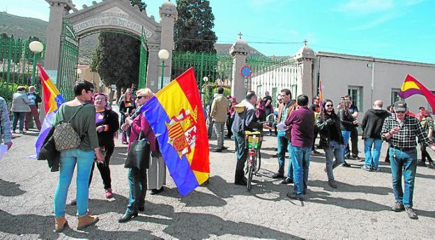 Participantes en el homenaje, en la puerta del camposanto./A.G.