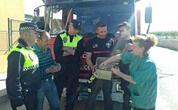 La veterinaria de Mara Mula España, junto a los bomberos y agentes que realizaron el rescate./J.L.P.