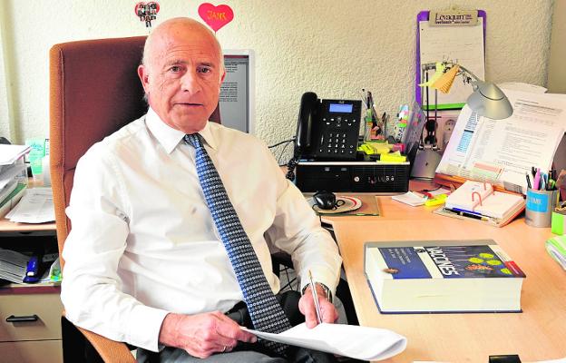 El doctor José Antonio Navarro, en su despacho de la Consejería de Salud./V. Vicéns