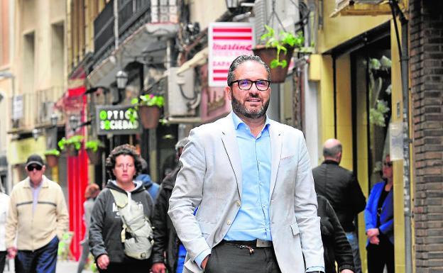 Miguel López en la calle Sociedad, de Murcia, donde se encuentra la Cámara de Comercio./V. Vicéns / AGM