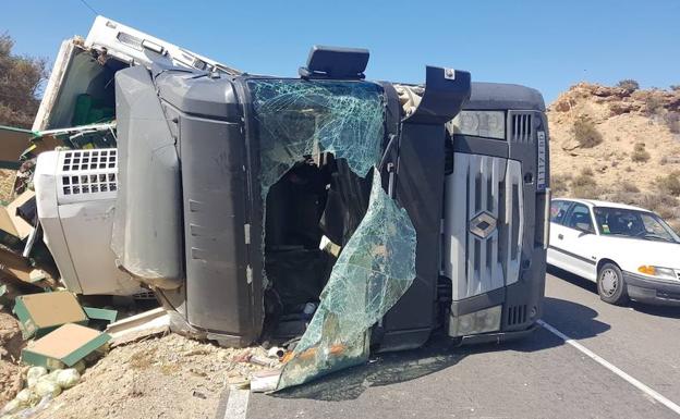 Herido en un aparatoso accidente al volcar el camión que conducía en Águilas