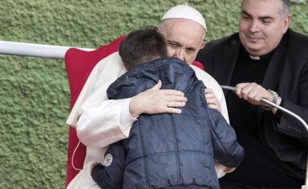 El papa, juinto al niño que le hizo la pregunta/Agencias