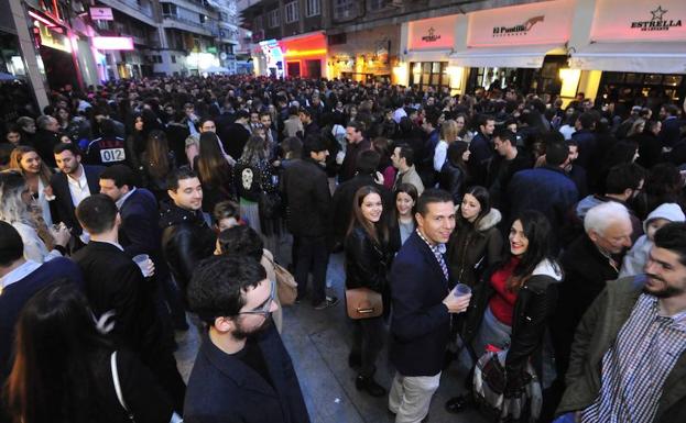 Ambiente de 'tardeo' en la calle Bartolomé Pérez Casas, en Murcia, durante la pasada Nochevieja./Vicente Vicéns / AGM