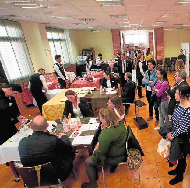 Los alumnos, frente al jurado y el público, en el concurso de Restauración y Panadería./Antonio Gil / AGM
