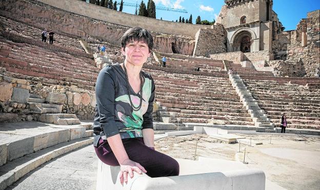 Sneška Quaedvlieg-Mihailovic, secretaria general de Europa Nostra, de visita en el Teatro Romano de Cartagena, ayer./J. M. Rodríguez / AGM