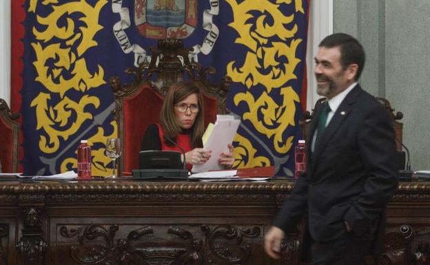 Castejón observa con gesto serio el paso de López, sonriente, en el transcurso de una sesión plenaria. /Pablo Sánchez / AGM