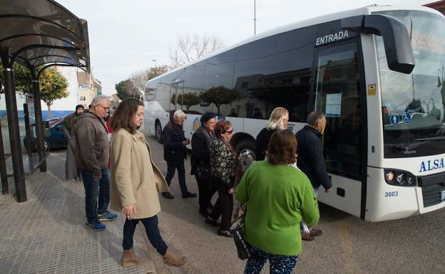Vecinos de La Palma, antes de subir al autobús./Antonio Gil / AGM