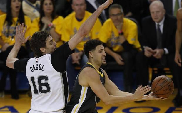 Pau Gasol intenta taponar a Klay Thompson. /Efe