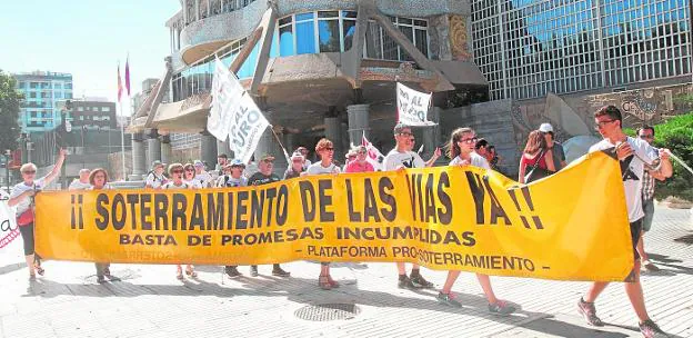 Miembros de la Plataforma Pro Soterramiento de Murcia se manifiestan, ayer por la tarde, ante la Asamblea durante la celebración del Pleno. / pablo sánchez / agm