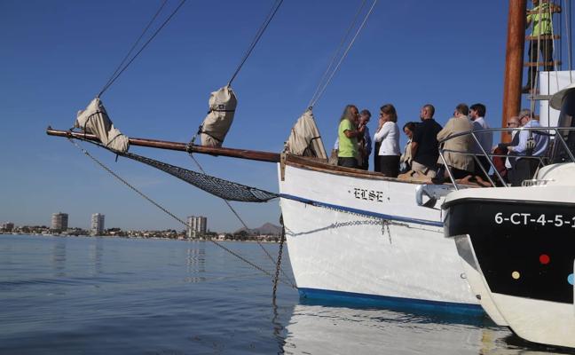 La ministra Teresa Ribera y el director de Anse, Pedro García, durante la visita en la mañana de este miércoles al Mar Menor./Pablo Sánchez / AGM