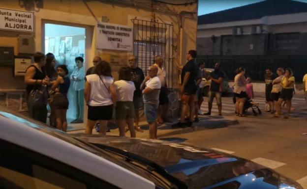 Vecinos, a las puertas de la Omita de La Aljorra por la falta de espacio.