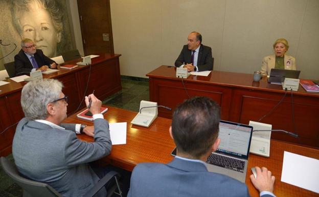 El PP logra suspender la reunión de la Junta de Portavoces de la Asamblea tras perder la mayoría