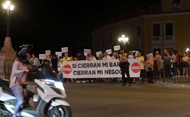 Vecinos y comerciantes volvieron a cortar el Puente Viejo por la mañana y repitieron la protesta por la tarde. 